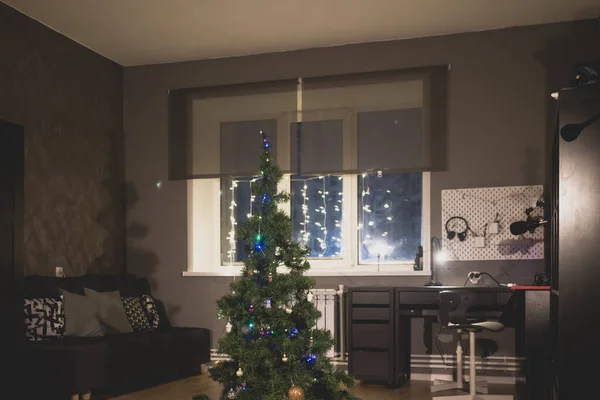 Arbre Noël Intérieur Une Chambre Adolescent Aux Couleurs Sombres — Photo