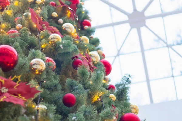 Χριστουγεννιάτικο Δέντρο Είναι Διακοσμημένο Κόκκινες Και Χρυσές Μπάλες Λουλούδια Νιφάδες — Φωτογραφία Αρχείου