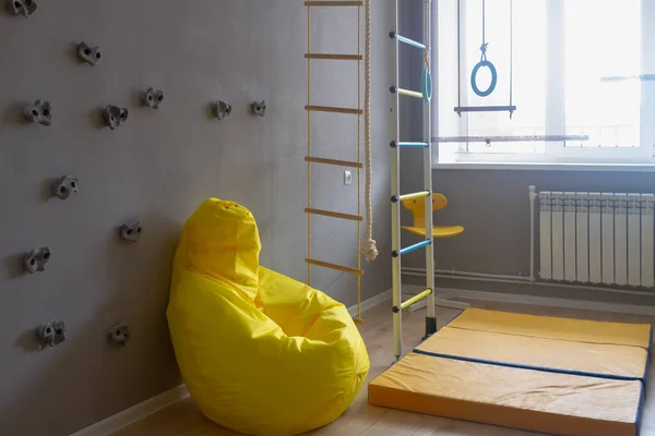 Chambre Enfant Pour Enfant École Primaire Blanc Jaune Avec Équipement — Photo