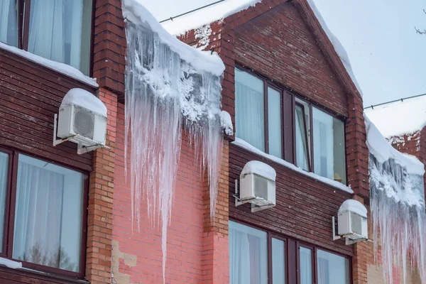 겨울이나 봄에는 지붕에 거대하고 얼음판들이 매달려 — 스톡 사진