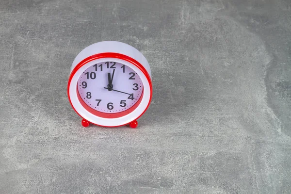 Ceasul Alarmă Roșie Arată Timpul Fundal Gri — Fotografie, imagine de stoc