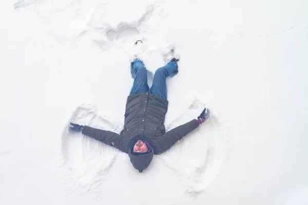 Europeisk Man Ligger Snön Vintern Varm Jacka Och Visar Ängel — Stockfoto