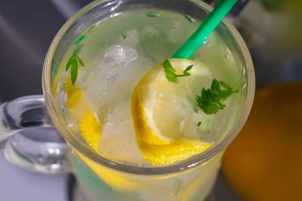 Bevanda Estiva Fredda Limone Con Foglie Menta Mojito Rinfrescante Con Fotografia Stock