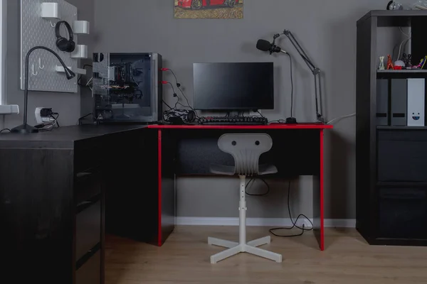 Рабочее Место Подростка Черно Красным Столом Компьютером Стулом — стоковое фото