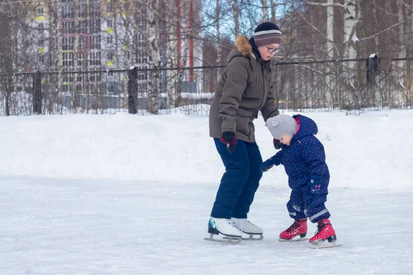 Older Brother Teaches Baby Sister Skate Ice Rink Winter — Stock Photo, Image