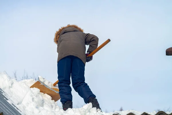 Tonårig Vit Pojke Rengör Snö Med Spade Från Taket Ett — Stockfoto