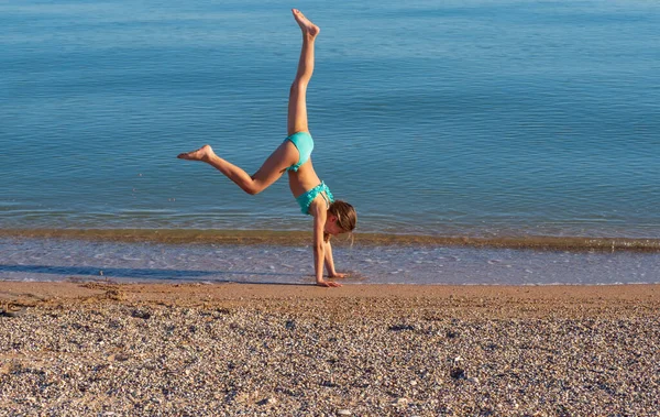 Una Giovane Donna Una Ruota Strada Ginnastica Acrobatica Ragazza Bikini — Foto Stock