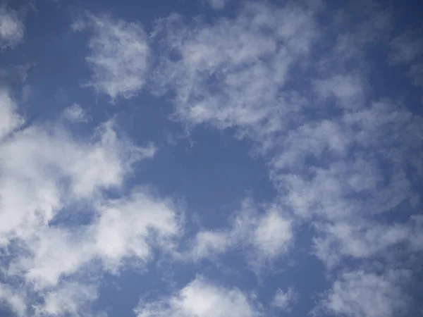 Latar Belakang Langit Biru Dan Awan Putih Lembut Fokus Dan — Stok Foto