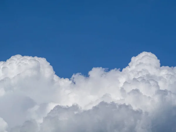 Awan Putih Besar Melawan Langit Biru Yang Cerah Latar Belakang — Stok Foto
