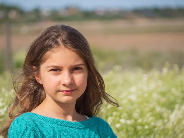 Een Jong Meisje Lacht Gelukkig Kijkend Naar Camera Weide Een — Stockfoto