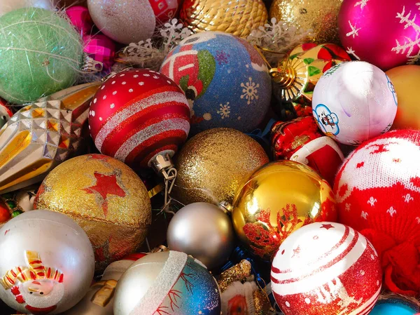 クリスマスのお祝いのエレガントなトリンクやリボンのクローズアップ カラフルなクリスマスボールのコレクションは テンプレートの背景として便利です — ストック写真