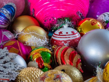 Noel ve yeni yıl şablonu, parlak renkli cam dekoratif toplar, oyuncaklar ve süslemeler, yakın çekim makro. Noel veya Yeni Yıl arkaplanı.