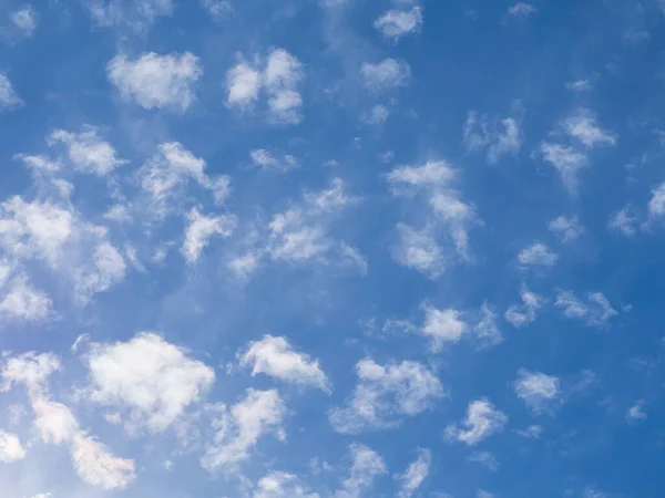 Banyak Awan Berbulu Putih Diterangi Oleh Matahari Dalam Pandangan Langit — Stok Foto