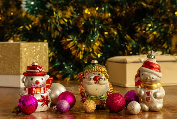 Dekoracje Bożonarodzeniowe Zabawki Bałwanki Mikołaj Balony Leżą Drewnianym Stole Pudełka — Zdjęcie stockowe