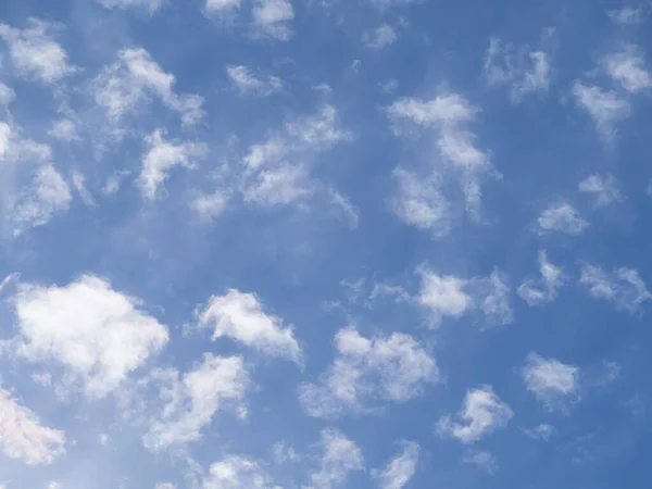 Biru Langit Latar Belakang Dan Putih Awan Lembut Fokus Dan — Stok Foto