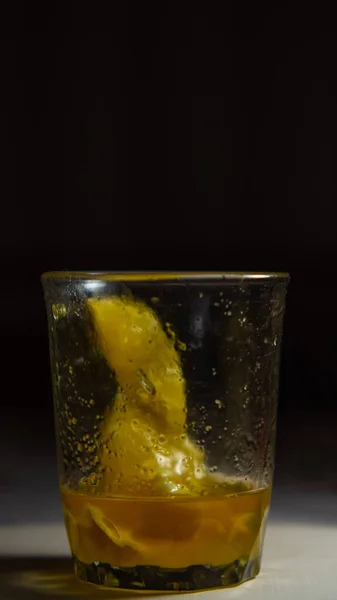 レモンのスライスは ガラスの中に蜂蜜でいっぱい レモンスライスと蜂蜜茶のための暗い背景に木製の表面にガラス — ストック写真