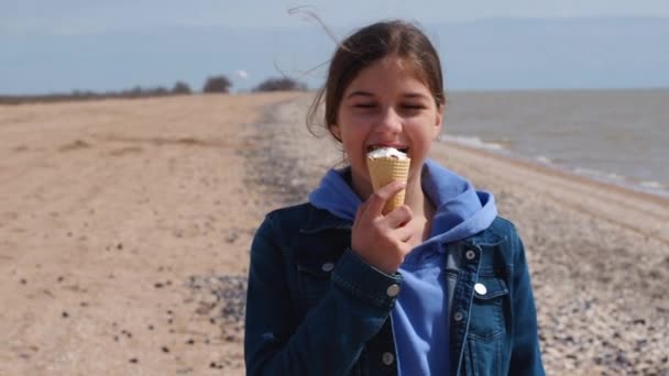 Mooi Meisje Met Een Ijsje Het Strand Een Schattig Tienermeisje — Stockvideo