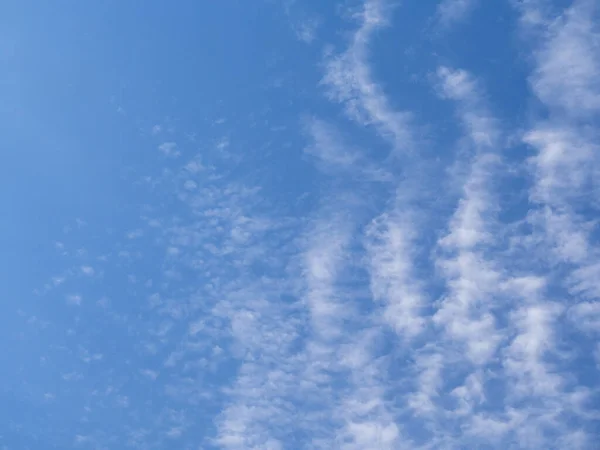Latar Belakang Surga Langit Biru Damai Dengan Awan Berbulu Putih — Stok Foto