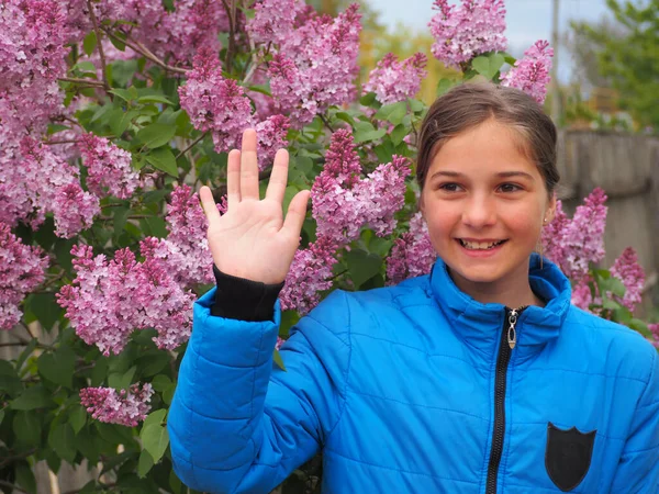 Beautiful Smiling Girl Blooming Lilac Bush Spring Teenage Girl Blue — Stockfoto