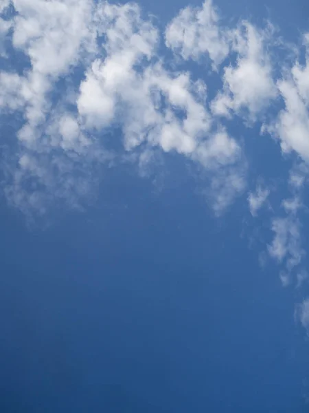 Langit Langit Biru Dan Awan Cirrus Putih Pada Latar Belakang — Stok Foto