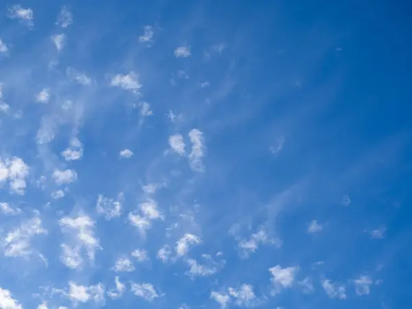 Langit Yang Menakjubkan Indah Langit Biru Dengan Awan Putih Kecil — Stok Foto