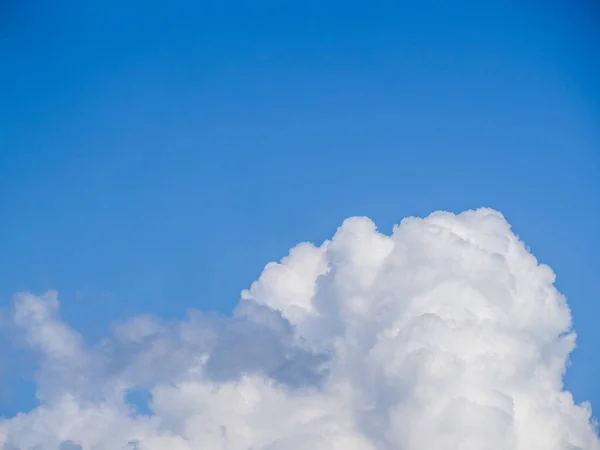 Awan Putih Besar Berbulu Langit Biru Biru Cerah — Stok Foto