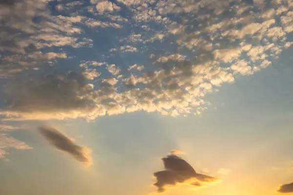Indah Matahari Terbenam Langit Dengan Berbulu Awan Latar Belakang Biru — Stok Foto