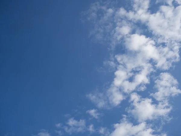 Langit Biru Musim Panas Dan Awan Putih Latar Belakang Langit — Stok Foto