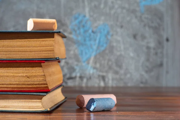 Buku Buku Dan Kapur Sekolah Berwarna Warni Pada Meja Kayu Stok Lukisan  