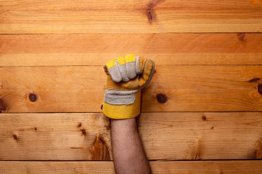 Deri koruyucu eldiven giyen sıkılmış yumruk.