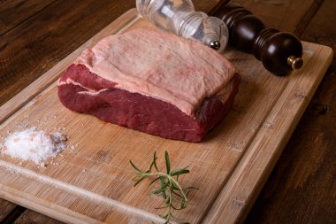 Bir parça bonfile, biberiye, bambu dilimli tuz ve biber.