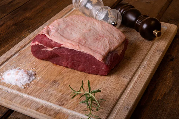 Bir parça bonfile, biberiye, bambu dilimli tuz ve biber.