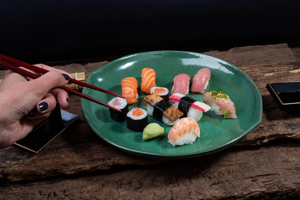 箸の持ち方 握り寿司と細巻き サーモン マグロ — ストック写真