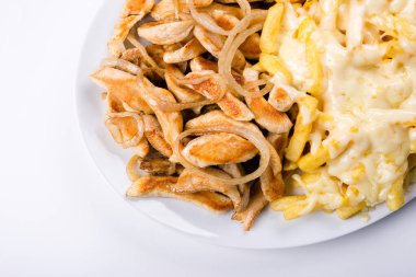 Üstünde mozzarella soslu patates kızartması ve üstünde soğanlı tavuk göğsü. Porsiyon.