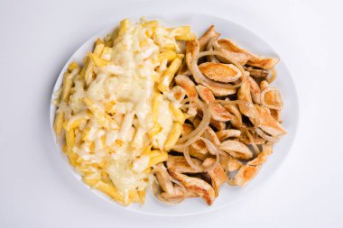 Üstünde mozzarella soslu patates kızartması ve üstünde soğanlı tavuk göğsü. Porsiyon.