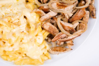 Üstünde mozzarella ve üstünde soğanlı domuz filetosu olan patates kızartması. Porsiyon.