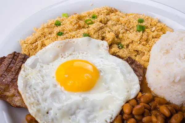 上に卵とステーキ ファラファと豆 ブラジル料理 — ストック写真