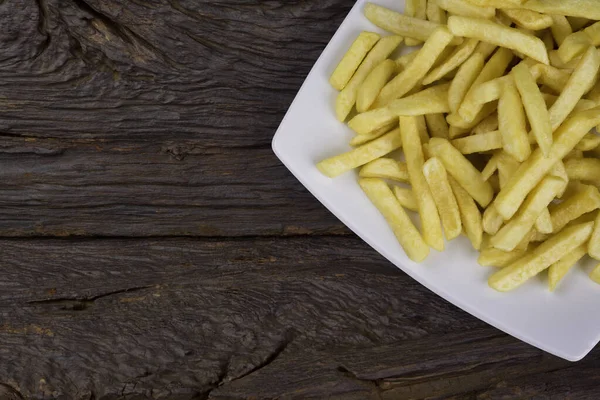 Porção Batatas Fritas Placa Branca Sobre Madeira Velha — Fotografia de Stock