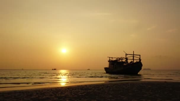 夏の暖かい日に海で船を動かすビーチでの夕暮れの経過 — ストック動画