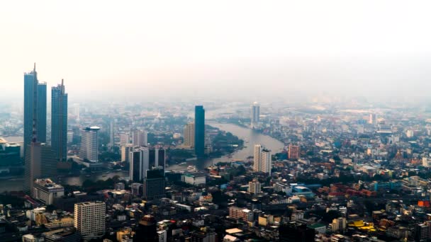Vista da grande cidade na Tailândia com arranha-céus e edifícios baixos filmados em uma timelapse — Vídeo de Stock