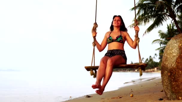 水着を着た幸せな笑顔の若い女性は熱帯国の砂のビーチで泳いでリラックスしています — ストック動画