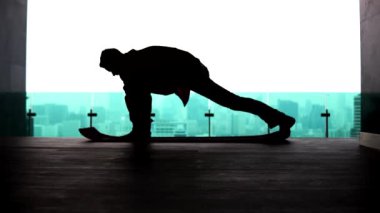 Adam megapolis 'in arka planına karşı yoga yapıyor.