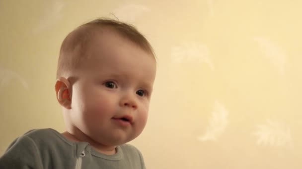 Портрет маленького хлопчика, що стоїть в ліжечку і стрибає з посмішкою на своєму милому обличчі — стокове відео