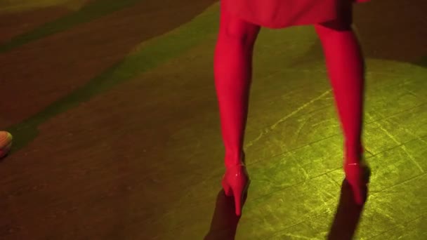 Młoda kaukaska lady na wysokich obcasach buty noszenie krótki sukienka jest taniec na disco — Wideo stockowe