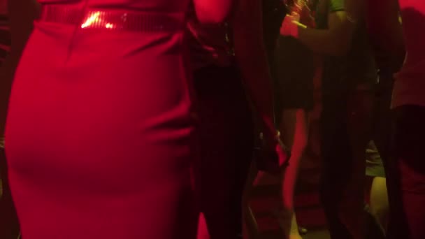 Vue arrière rapprochée de jeunes caucasiens dansant à la discothèque dans l'obscurité — Video