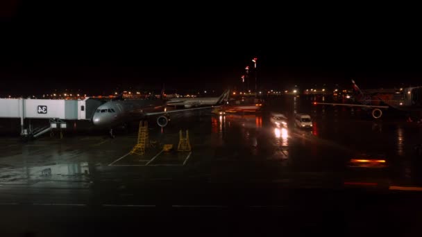 有飞机和地勤人员准备飞行的国际机场候机楼的时间 — 图库视频影像