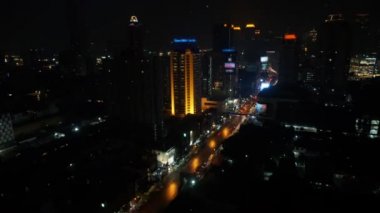 Gece manzarası Tayland ve yol boyunca araba sürmek Evler ve gökdelenler