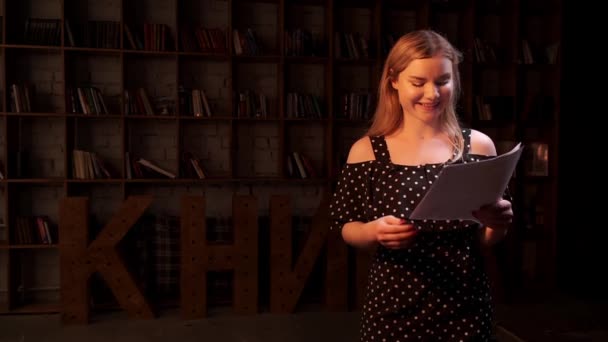 Triste jeune actrice pleure pendant la pause de la répétition et se agitant par des feuilles de papier — Video
