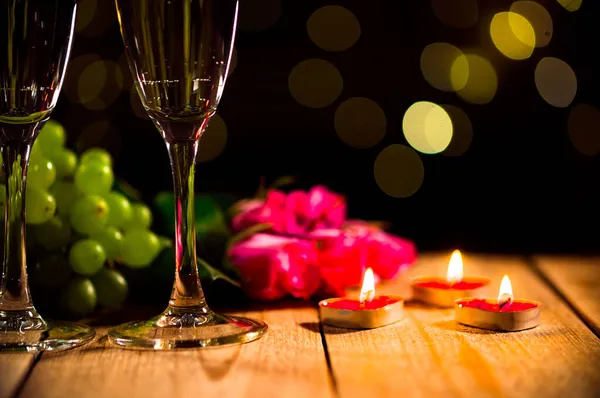 Imágenes macro de una decoración romántica hecha para pasar una linda noche junto con velas y champán —  Fotos de Stock