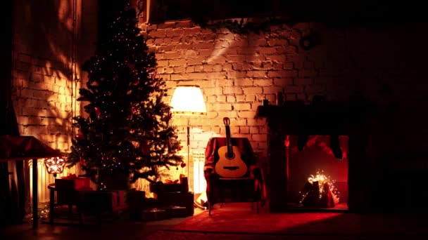 Installation de vacances d'hiver avec cheminée et sapin de Noël en boucle — Video